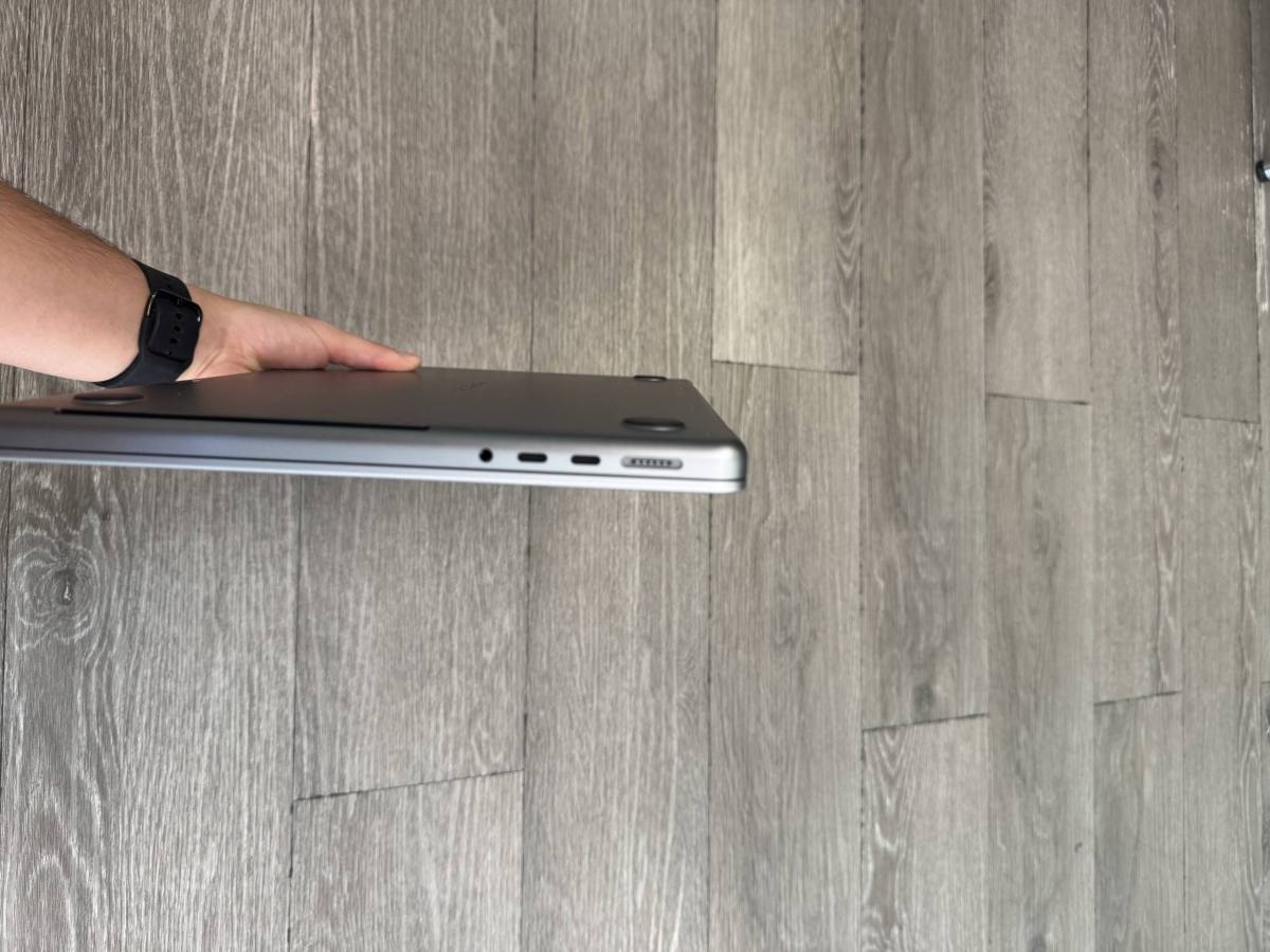 MACBOOK PRO RETINA 14 2023, M3/8GB RAM/512GB SSD SPACE GREY BOX - Imagen 7